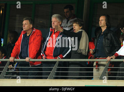 26 juin 2010 - Rustenburg, Afrique du Sud - Le président Bill Clinton et Mick Jagger sont vus au cours de la Coupe du Monde 2010 match de football entre les USA et le Ghana au Royal Bafokeng Stadium le 26 juin 2010 à Rustenburg, Afrique du Sud. (Crédit Image : © Luca Ghidoni/ZUMApress.com) Banque D'Images