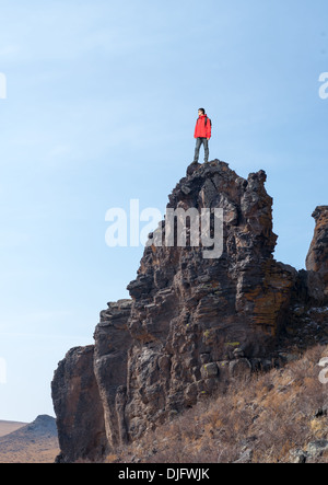 Bénéficiant d'un randonneur sunrise de sommet d'une montagne Banque D'Images