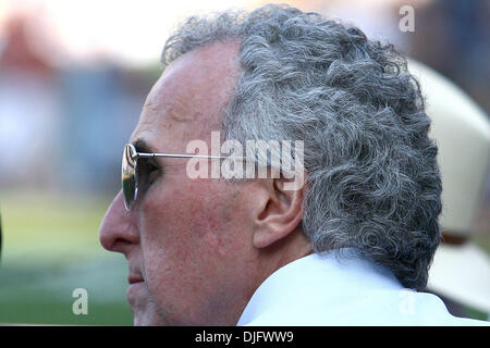 26 Juin 2010 : Los Angeles Dodger propriétaire Frank McCourt était à son habitude aux premières loges pour le jeu entre les Yankees de New York et les Dodgers de Los Angeles. Les Dodgers défait les Yankees, 9-4 au stade Dodger. (Crédit Image : © Tony Leon/ZUMApress.com) Southcreek/mondial Banque D'Images