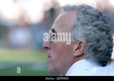 26 Juin 2010 : Los Angeles Dodger propriétaire Frank McCourt était à son habitude aux premières loges pour le jeu entre les Yankees de New York et les Dodgers de Los Angeles. Les Dodgers défait les Yankees, 9-4 au stade Dodger. (Crédit Image : © Tony Leon/ZUMApress.com) Southcreek/mondial Banque D'Images