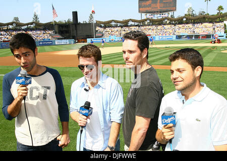 26 Juin 2010 : Le cast de la série HBO, Entourage montrer un ou deux messages d'intérêt public avant le début du match entre les Yankees de New York et les Dodgers de Los Angeles. De gauche à droite, Adrian Grenier, Kevin Dillon, Kevin Connolly, Jerry Ferrara. (Crédit Image : © Tony Leon/ZUMApress.com) Southcreek/mondial Banque D'Images