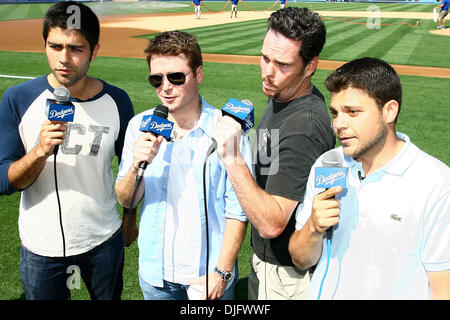 26 Juin 2010 : Le cast de la série HBO, Entourage montrer un ou deux messages d'intérêt public avant le début du match entre les Yankees de New York et les Dodgers de Los Angeles. De gauche à droite, Adrian Grenier, Kevin Dillon, Kevin Connolly, Jerry Ferrara. (Crédit Image : © Tony Leon/ZUMApress.com) Southcreek/mondial Banque D'Images