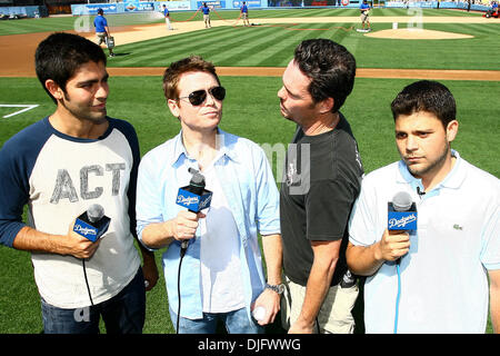 26 Juin 2010 : Le cast de la série HBO, Entourage montrer un ou deux messages d'intérêt public avant le début du match entre les Yankees de New York et les Dodgers de Los Angeles. De gauche à droite, Adrian Grenier, Kevin Dillon, Kevin Connolly, Jerry Ferrara. (Crédit Image : © Tony Leon/ZUMApress.com) Southcreek/mondial Banque D'Images