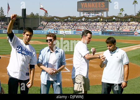 26 Juin 2010 : La distribution de la populaire émission HBO Entourage, se préparer à jeter le premier lancer de cérémonie avant le début du match entre les Yankees de New York et les Dodgers de Los Angeles. De gauche à droite, Adrian Grenier, Kevin Dillon, Kevin Connolly, Jerry Ferrara. (Crédit Image : © Tony Leon/ZUMApress.com) Southcreek/mondial Banque D'Images