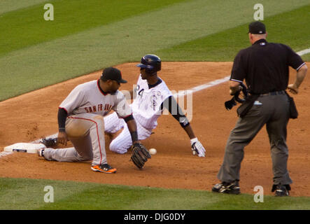 01 juillet 2010 - Denver, Colorado, États-Unis - MLB baseball - Colorado Rockies outfielder DEXTER FOWLER est sûr sur un jet de San Francisco Giants de troisième but PABLO SANDOVAL après avoir frappé un triple. Les Rocheuses battre les Giants 7-3 à Coors Field. (Crédit Image : © Don Senia Murray/ZUMApress.com) Banque D'Images