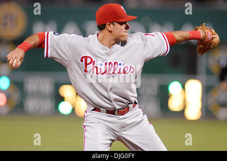 01 juillet 2010 - Pittsburgh, PA, États-Unis - 01 juillet 2010 : Philadelphia Phillies' 3B Greg Dobbs (19) rend le jeter à la première pour un en sixième manche entre les pirates et les Phillies au PNC Park à Pittsburgh, PA...Les Pirates battre les Phillies par un score de 3-2..Crédit obligatoire : Dean Beattie / Southcreek Global Media (Image Crédit : © Dean Beattie/global/ZUMApress Southcreek.c Banque D'Images