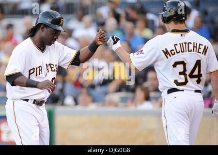 01 juillet 2010 - Pittsburgh, PA, États-Unis - 01 juillet 2010 : le voltigeur des Pirates de Pittsburgh Lastings Milledge (85) est félicité à la maison des Pirates de Pittsburgh par plaque de lanceur partant Daniel McCutchen (34) après avoir été frappé par des Pirates de Pittsburgh SS Bobby Crosby (2) dans la deuxième manche entre les pirates et les Phillies au PNC Park à Pittsburgh, PA...Les Pirates battre les Phillies Banque D'Images