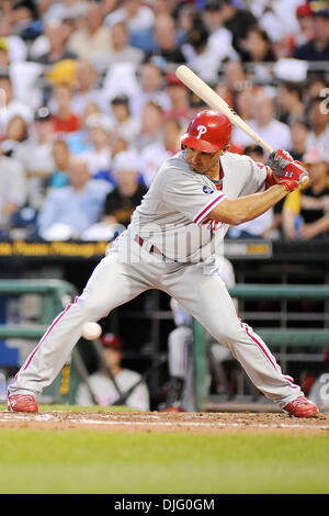 01 juillet 2010 - Pittsburgh, PA, États-Unis - 01 juillet 2010 : Philadelphia Phillies' outfielder Raul Ibanez (29) montres la hauteur de la plaque en sixième manche entre les pirates et les Phillies au PNC Park à Pittsburgh, PA...Les Pirates battre les Phillies par un score de 3-2..Crédit obligatoire : Dean Beattie / Southcreek Global Media (Image Crédit : © Dean Beattie/global/Southcreek ZUMA Banque D'Images