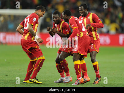 Juillet 02, 2010 - Johannesburg, Afrique du Sud - Sulley Muntari de Ghana célèbre après avoir marqué avec des coéquipiers pendant la Coupe du Monde 2010 football match de quart de finale entre l'Uruguay et le Ghana au stade Soccer City le 02 juin 2010 à Johannesburg, Afrique du Sud. (Crédit Image : © Luca Ghidoni/ZUMApress.com) Banque D'Images