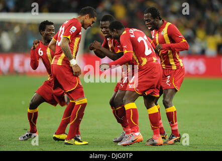 Juillet 02, 2010 - Johannesburg, Afrique du Sud - Sulley Muntari de Ghana célèbre après avoir marqué avec des coéquipiers pendant la Coupe du Monde 2010 football match de quart de finale entre l'Uruguay et le Ghana au stade Soccer City le 02 juin 2010 à Johannesburg, Afrique du Sud. (Crédit Image : © Luca Ghidoni/ZUMApress.com) Banque D'Images