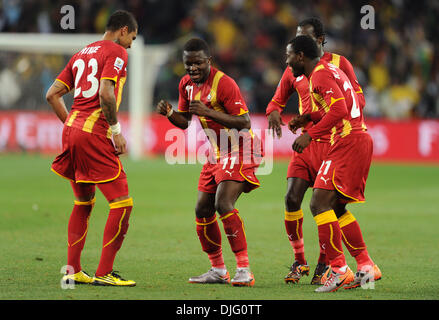 Juillet 02, 2010 - Johannesburg, Afrique du Sud - Sulley Muntari de Ghana célèbre après avoir marqué avec des coéquipiers pendant la Coupe du Monde 2010 football match de quart de finale entre l'Uruguay et le Ghana au stade Soccer City le 02 juin 2010 à Johannesburg, Afrique du Sud. (Crédit Image : © Luca Ghidoni/ZUMApress.com) Banque D'Images