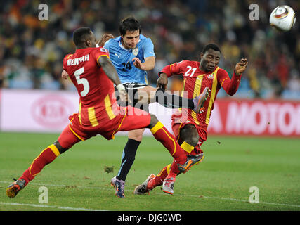 Juillet 02, 2010 - Johannesburg, Afrique du Sud - Nicolas Lodeiro de l'Uruguay se bat pour la balle avec John Mensah et Kwadwo Asamoah du Ghana lors de la Coupe du Monde 2010 football match de quart de finale entre l'Uruguay et le Ghana au stade Soccer City le 02 juin 2010 à Johannesburg, Afrique du Sud. (Crédit Image : © Luca Ghidoni/ZUMApress.com) Banque D'Images