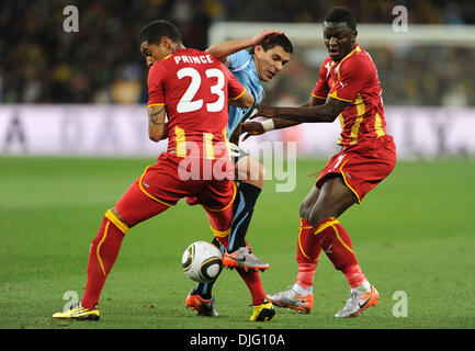 Juillet 02, 2010 - Johannesburg, Afrique du Sud - Maximiliano Prereira de l'Uruguay se bat pour la balle avec Kevin Prince Boateng et Sulley Muntari du Ghana lors de la Coupe du Monde 2010 football match de quart de finale entre l'Uruguay et le Ghana au stade Soccer City le 02 juin 2010 à Johannesburg, Afrique du Sud. (Crédit Image : © Luca Ghidoni/ZUMApress.com) Banque D'Images