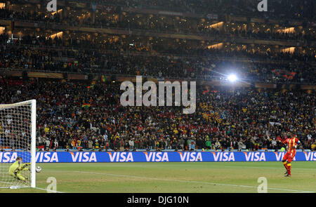 Juillet 02, 2010 - Johannesburg, Afrique du Sud - Ghana John Mensah de missess un tir de pénalité pendant la Coupe du Monde 2010 football match de quart de finale entre l'Uruguay et le Ghana au stade Soccer City le 02 juin 2010 à Johannesburg, Afrique du Sud. (Crédit Image : © Luca Ghidoni/ZUMApress.com) Banque D'Images