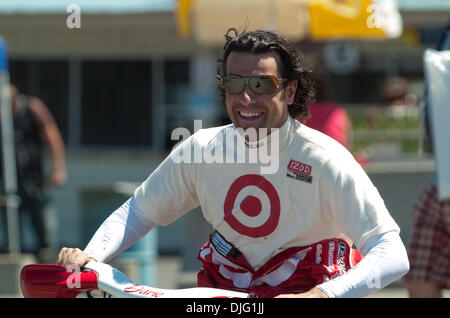Le pilote écossais Dario Franchitti (10) chevauche son scooter à la série IndyCar Camping World Grand Prix au Glen, à Watkins Glen, New York. (Crédit Image : © Mark Konezny/ZUMApress.com) Southcreek/mondial Banque D'Images