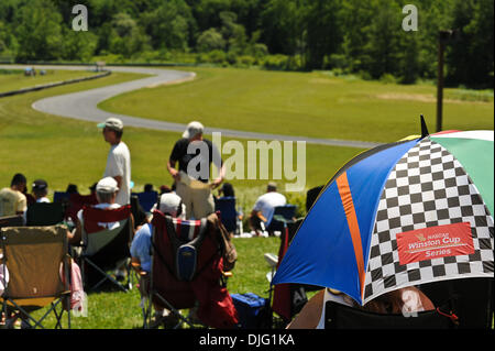 03 juillet 2010 - Lakeville, Connecticut, États-Unis - 03 juillet 2010 : Fans prendre leur place en attendant le début de la Whelen Modified's Lime Rock 100 à Lime Rock Park à Lakeville, Connecticut. (Crédit Image : © Geoff Bolte/ZUMApress.com) Southcreek/mondial Banque D'Images