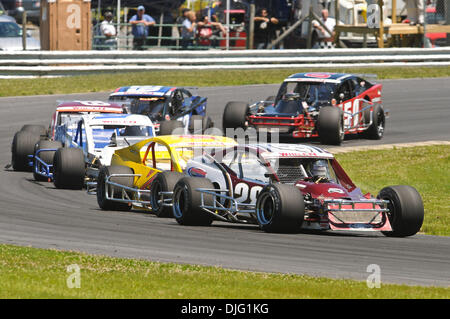 03 juillet 2010 - Lakeville, Connecticut, États-Unis - 03 juillet 2010 : un paquet de voitures dans les esses au cours de la Lime Rock 100 à Lime Rock Park à Lakeville, Connecticut. (Crédit Image : © Geoff Bolte/ZUMApress.com) Southcreek/mondial Banque D'Images