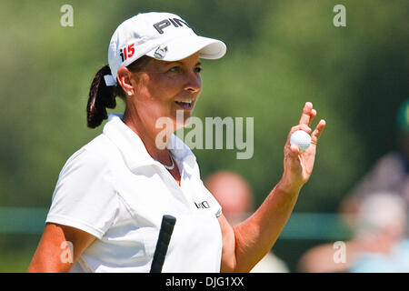 03 juillet 2010 - Sylvania, Ohio, USA - 3 juillet 2010 : Sherri Steinhauer vagues pour les fans entourant le vert # 18 après avoir terminé le troisième tour de jeu de l'Jamie Farr Owens Corning Classic présenté par Kroger aux Highland Meadows Golf Club à Sylvania (Ohio). Crédit obligatoire . : Scott W. Grau / Southcreek Global (Image Crédit : © Southcreek/ZUMApress.com) mondial Banque D'Images