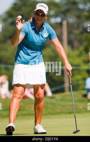 03 juillet 2010 - Sylvania, Ohio, USA - 3 juillet 2010 : Kristy McPherson vagues adieu à fans entourant le vert # 18 après avoir terminé le troisième tour de jeu de l'Jamie Farr Owens Corning Classic présenté par Kroger aux Highland Meadows Golf Club à Sylvania (Ohio). Crédit obligatoire . : Scott W. Grau / Southcreek Global (Image Crédit : © Southcreek/ZUMApress.com) mondial Banque D'Images