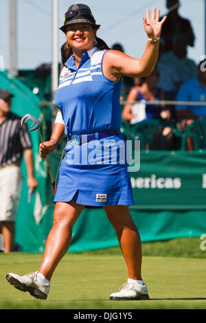 03 juillet 2010 - Sylvania, Ohio, USA - 3 juillet 2010 : Christina Kim vagues adieu à fans entourant le vert # 18 après avoir terminé le troisième tour de jeu de l'Jamie Farr Owens Corning Classic présenté par Kroger aux Highland Meadows Golf Club à Sylvania (Ohio). Crédit obligatoire . : Scott W. Grau / Southcreek Global (Image Crédit : © Southcreek/ZUMApress.com) mondial Banque D'Images