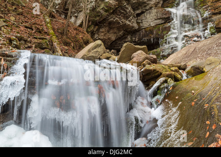 Partiellement congelée Buttermilk Falls déversements dans des gorges Peekamoose sur une froide journée de fin novembre dans les Catskills Mountains Banque D'Images