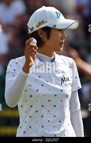 Le 04 juillet 2010 - Sylvania, Ohio, USA - 4 juillet 2010 : Song-Hee Kim, de la Corée du Sud, des vagues pour les fans entourant le 18ème green après avoir terminé le dernier tour de jeu de l'Jamie Farr Owens Corning Classic présenté par Kroger aux Highland Meadows Golf Club à Sylvania (Ohio). Crédit obligatoire . : Scott W. Grau / Southcreek Global (Image Crédit : © Southcreek/ZUMApress.com) mondial Banque D'Images
