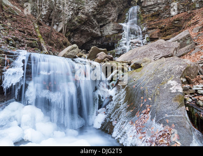 Partiellement congelée Buttermilk Falls déversements dans des gorges Peekamoose sur une froide journée de fin novembre dans les Catskills Mountains Banque D'Images