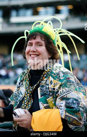 06 juillet 2010 - Oakland, Californie, États-Unis d'Amérique - 06-Juillet-2010 : Oakland, CA : Oakland Athletics accueillir les Yankees de New York. Un ventilateur des Athletics d'Oakland avant le jeu. Yankee a gagné le match 6-1. Crédit obligatoire : Dinno Kovic / Southcreek Global Media (Image Crédit : Â© Southcreek/ZUMApress.com) mondial Banque D'Images