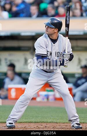 06 juillet 2010 - Oakland, Californie, États-Unis d'Amérique - 06-Juillet-2010 : Oakland, CA : Oakland Athletics accueillir les Yankees de New York. Frappeur des Yankees de New York Nick Swisher (33) bats contre les Athletics d'Oakland. New York a gagné le match 6-1. Crédit obligatoire : Dinno Kovic / Southcreek Global Media (Image Crédit : Â© Southcreek/ZUMApress.com) mondial Banque D'Images