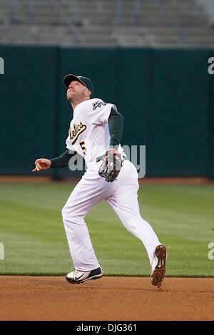 06 juillet 2010 - Oakland, Californie, États-Unis d'Amérique - 06-Juillet-2010 : Oakland, CA : Oakland Athletics accueillir les Yankees de New York. Oakland Athletics de troisième but Kevin Kouzmanoff (5) fait une jouer contre les Yankees de New York. New York a gagné le match 6-1. Crédit obligatoire : Dinno Kovic / Southcreek Global Media (Image Crédit : Â© Southcreek/ZUMApress.com) mondial Banque D'Images