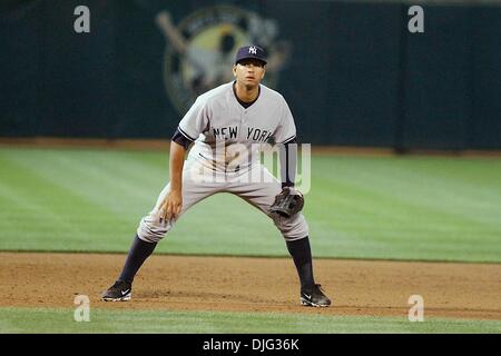 06 juillet 2010 - Oakland, Californie, États-Unis d'Amérique - 06-Juillet-2010 : Oakland, CA : Oakland Athletics accueillir les Yankees de New York. De troisième but des Yankees de New York Alex Rodriguez (13) attend de fait une jouer contre les Athletics d'Oakland. New York a gagné le match 6-1. Crédit obligatoire : Dinno Kovic / Southcreek Global Media (Image Crédit : Â© Southcreek/ZUMApress.com) mondial Banque D'Images