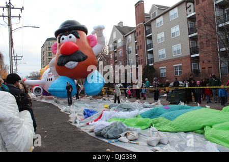 STAMFORD, CT - 23 NOVEMBRE 2013 : Mr.Potato Head est gonflé dans la préparation de la parade annuelle spectaculaire sur UBS N Banque D'Images