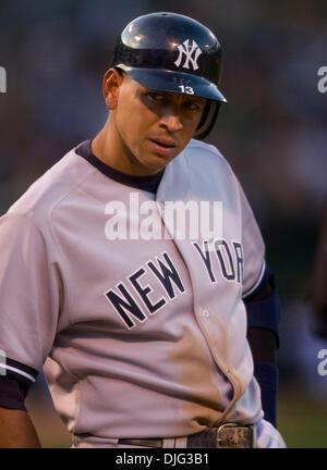 06 juillet 2010 - Oakland, Californie, États-Unis - New York Yankees de troisième but Alex Rodriguez # 13 semble montrer leur désapprobation contre l'appel du juge-arbitre. (Crédit Image : © William Mancebo/ZUMApress.com) Banque D'Images