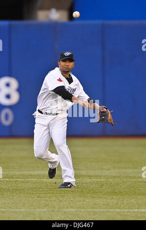 09 juillet 2010 - Toronto, Ontario, Canada - 09 juillet 2010 : le Geai bleu l'arrêt-court Alex Gonzalez (11) lance à la première au cours des match de baseball, les Red Sox de Boston a défait les Blue Jays de Toronto 14-3 au Rogers Centre à Toronto, Ontario..Crédit obligatoire : Geoff Bolte / Southcreek Global (Image Crédit : © Southcreek/ZUMApress.com) mondial Banque D'Images