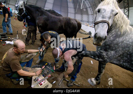 10 juil 2010 - Calgary, Alberta, Canada - L-R Dan Lybbet, Rocky turel, et Fredrick Savage, membres de l'équipe "Down Under", travailler ensemble à un projet de chaussure cheval pendant l'équipe de quatre hommes (classe 110) partie de la 31e World Championship forgerons concours tenu au Stampede de Calgary, l'un des plus grands rodéos dans le monde. (Crédit Image : © John Goodman/ZUMApress.com) Banque D'Images