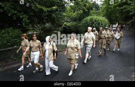 10 juillet 2010 - Memphis, TN, États-Unis - 10 juillet 10 (mwdocent) Photo par Mark Weber - Memphis Zoo docent stagiaires promenade à travers des expositions d'animaux comme ils la tête à des cérémonies de samedi après-midi. Les 27 diplômés du guide bénévole sera bientôt les visiteurs du zoo d'enseignement au sujet des animaux et la conservation. (Crédit Image : © l'appel Commercial/ZUMApress.com) Banque D'Images