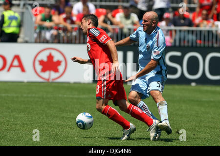 10 juillet 2010 - Toronto, Ontario, Canada - 10 juillet 2010 : Toronto FC defender Dan Gargan (8) est écueil des Colorado Rapids avant Conor Casey (9) au BMO Field à Toronto, Ontario. Toronto a battu Colorado 1-0..Crédit obligatoire : Anson Hung / Southcreek Global. (Crédit Image : © Global/ZUMApress.com) Southcreek Banque D'Images