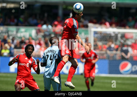 10 juillet 2010 - Toronto, Ontario, Canada - 10 juillet 2010 : Toronto FC defender Dan Gargan (8) dirige le ballduring un jeu de soccer MLS contre le Colorado Rapids au BMO Field à Toronto, Ontario..Crédit obligatoire : Anson Hung / Southcreek Global. (Crédit Image : © Global/ZUMApress.com) Southcreek Banque D'Images