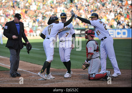 10 juillet 2010 - Oakland, CA, États-Unis - 09 juillet 2010, Oakland, CA, USA ; Oakland A's Rajai Davis (11) est félicité par son teamates après avoir frappé un grand chelem en jeu du samedi. L'athlétisme a battu les anges 15-1. (Crédit Image : © Scott Beley/global/ZUMApress.com) Southcreek Banque D'Images