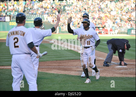 10 juillet 2010 - Oakland, CA, États-Unis - 09 juillet 2010, Oakland, CA, USA ; Oakland A's Rajai Davis (11) est félicité par son teamates après avoir frappé un grand chelem en jeu du samedi. L'athlétisme a battu les anges 15-1. (Crédit Image : © Scott Beley/global/ZUMApress.com) Southcreek Banque D'Images