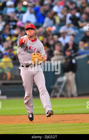 10 juillet 2010 - Oakland, CA, États-Unis - 09 juillet 2010, Oakland, CA, USA ; LA Angels 3B Kevin Frandsen (18) lance en premier dans le match de samedi. L'athlétisme a battu les anges 15-1. (Crédit Image : © Scott Beley/global/ZUMApress.com) Southcreek Banque D'Images