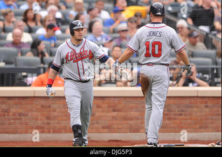 10 Juillet 2010 : Saison 2001 de troisième but Chipper Jones (10) célèbre marquant un terme avec Eric Hinske fielder gauche (20) pendant que l'action MLB Braves vaincre les mets 4-0 à Citi Field à Flushing, NY (Image Crédit : © Vous Schneekloth/global/ZUMApress.com) Southcreek Banque D'Images