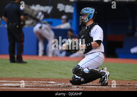 11 juillet 2010 - Toronto, Ontario, Canada - 11 juillet 2010 : Blue Jays catcher John Buck (14) au cours du dimanche d'un match de baseball. Les Red Sox de Boston a défait les Blue Jays de Toronto 3 - 2 au Centre Rogers à Toronto, Ontario..Crédit obligatoire : Geoff Bolte / Southcreek Global (Image Crédit : © Southcreek/ZUMApress.com) mondial Banque D'Images