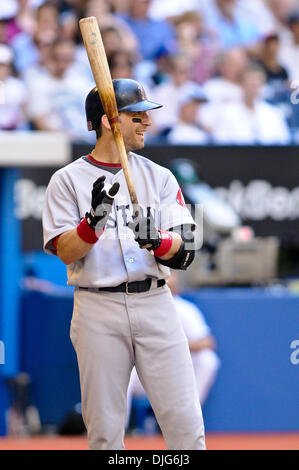 11 juillet 2010 - Toronto, Ontario, Canada - 11 juillet 2010 : Red Sox shortstop Marco Scutaro (16) est tout sourire en venant jusqu'à chauve-souris dans la 4ème manche les Red Sox de Boston a défait les Blue Jays de Toronto 3 - 2 au Centre Rogers à Toronto, Ontario..Crédit obligatoire : Geoff Bolte / Southcreek Global (Image Crédit : © Southcreek/ZUMApress.com) mondial Banque D'Images