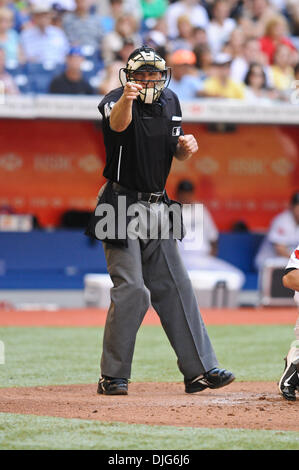 11 juillet 2010 - Toronto, Ontario, Canada - 11 juillet 2010 : Accueil arbitre Jeff Nelson appelle à la grève au cours du dimanche d'un match de baseball, les Red Sox de Boston a défait les Blue Jays de Toronto 3 - 2 au Centre Rogers à Toronto, Ontario..Crédit obligatoire : Geoff Bolte / Southcreek Global (Image Crédit : © Southcreek/ZUMApress.com) mondial Banque D'Images