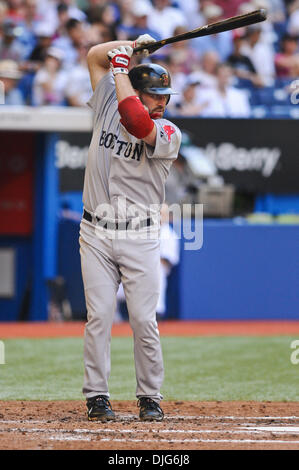 11 juillet 2010 - Toronto, Ontario, Canada - 11 juillet 2010 : Le joueur de premier but des Red Sox Kevin Youkilis (20) au bâton lors d'un match de baseball du dimanche, les Red Sox de Boston a défait les Blue Jays de Toronto 3 - 2 au Centre Rogers à Toronto, Ontario..Crédit obligatoire : Geoff Bolte / Southcreek Global (Image Crédit : © Southcreek/ZUMApress.com) mondial Banque D'Images