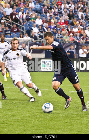 12 juillet 2010 - Foxboro, Massachusetts, United States of America - 11 juillet 2010 : New England Revolution terrain Chris Tierney (8) prend un tir au but au cours de la première période de match play contre les Los Angeles Galaxy au Stade Gillette de Foxboro, Massachusetts..Crédit obligatoire : Mark fort / Southcreek Global (Image Crédit : © Southcreek/ZUMApress.com) mondial Banque D'Images