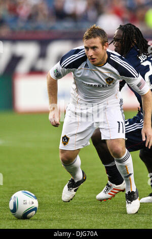 12 juillet 2010 - Foxboro, Massachusetts, United States of America - 10 juillet 2010 : le milieu de terrain de Los Angeles Galaxy Chris Birchall (11) aligne son tir au but pendant les premières minutes de match play contre les New England Revolution au Stade Gillette de Foxboro, Massachusetts..Crédit obligatoire : Mark fort / Southcreek Global (Image Crédit : © Southcreek/ZUMApress.com) mondial Banque D'Images