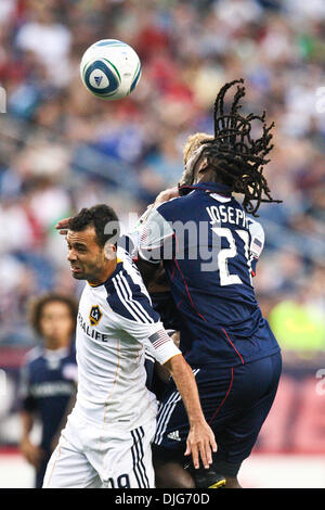 12 juillet 2010 - Foxboro, Massachusetts, United States of America - 10 juillet 2010 : le milieu de terrain de Los Angeles Galaxy Juninho (19) chefs la balle pendant la première période de match play contre les New England Revolution au Stade Gillette de Foxboro, Massachusetts. New England Revolution a défait le Los Angeles Galaxy 2.-0. crédit obligatoire : Mark fort / Southcreek Crédit Global (Imag Banque D'Images