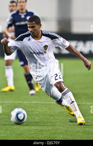 12 juillet 2010 - Foxboro, Massachusetts, United States of America - 10 juillet 2010 : Los Angeles Galaxy Defender Leonardo (22) déplace la balle au milieu de terrain au cours de match play contre les New England Revolution au Stade Gillette de Foxboro, Massachusetts. New England Revolution a défait le Los Angeles Galaxy 2.-0. crédit obligatoire : Mark fort / Southcreek Global (Image Crédit : © Banque D'Images